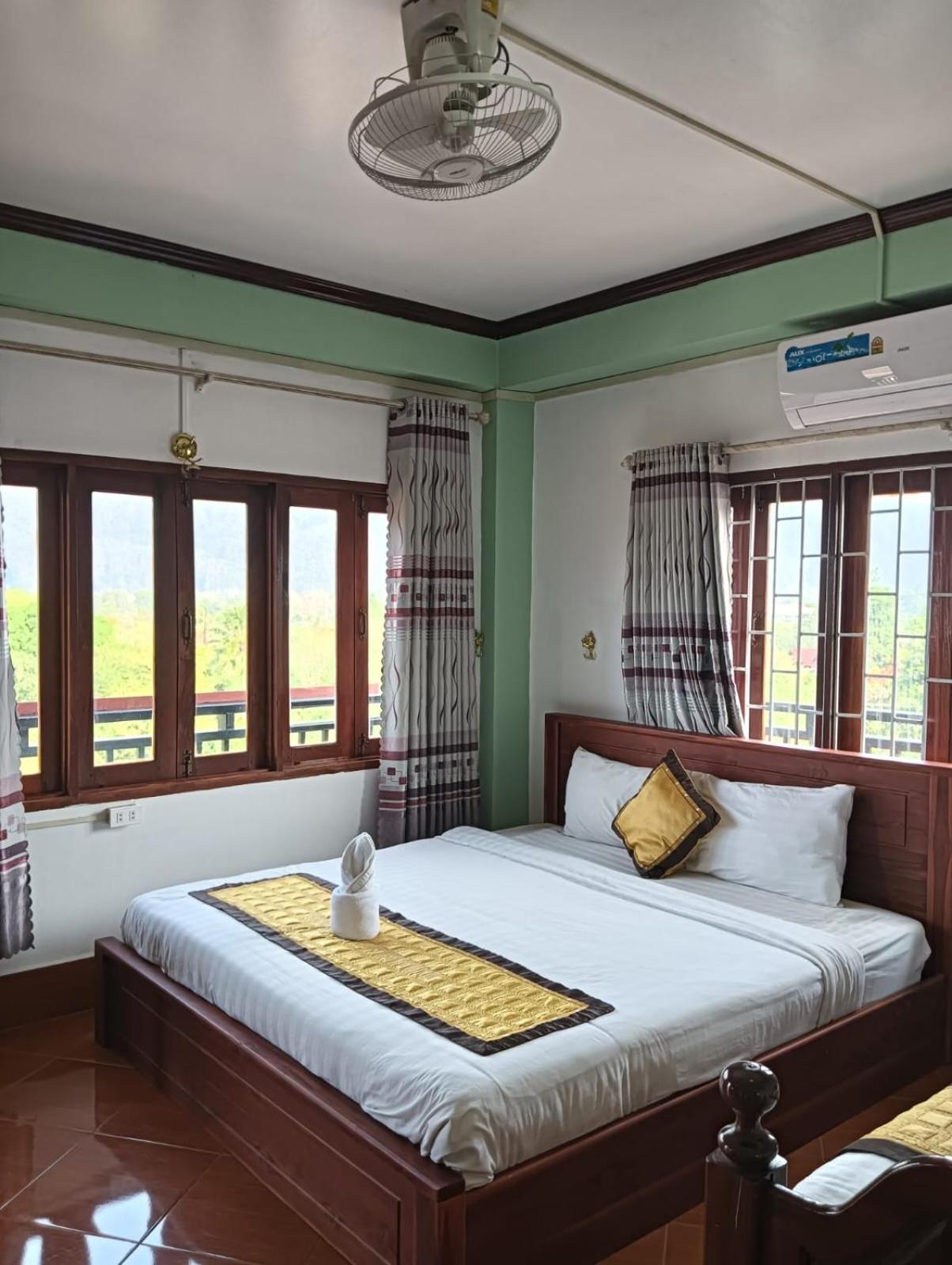 Bountang Mountain View Riverside Hotel 방 비엥 외부 사진